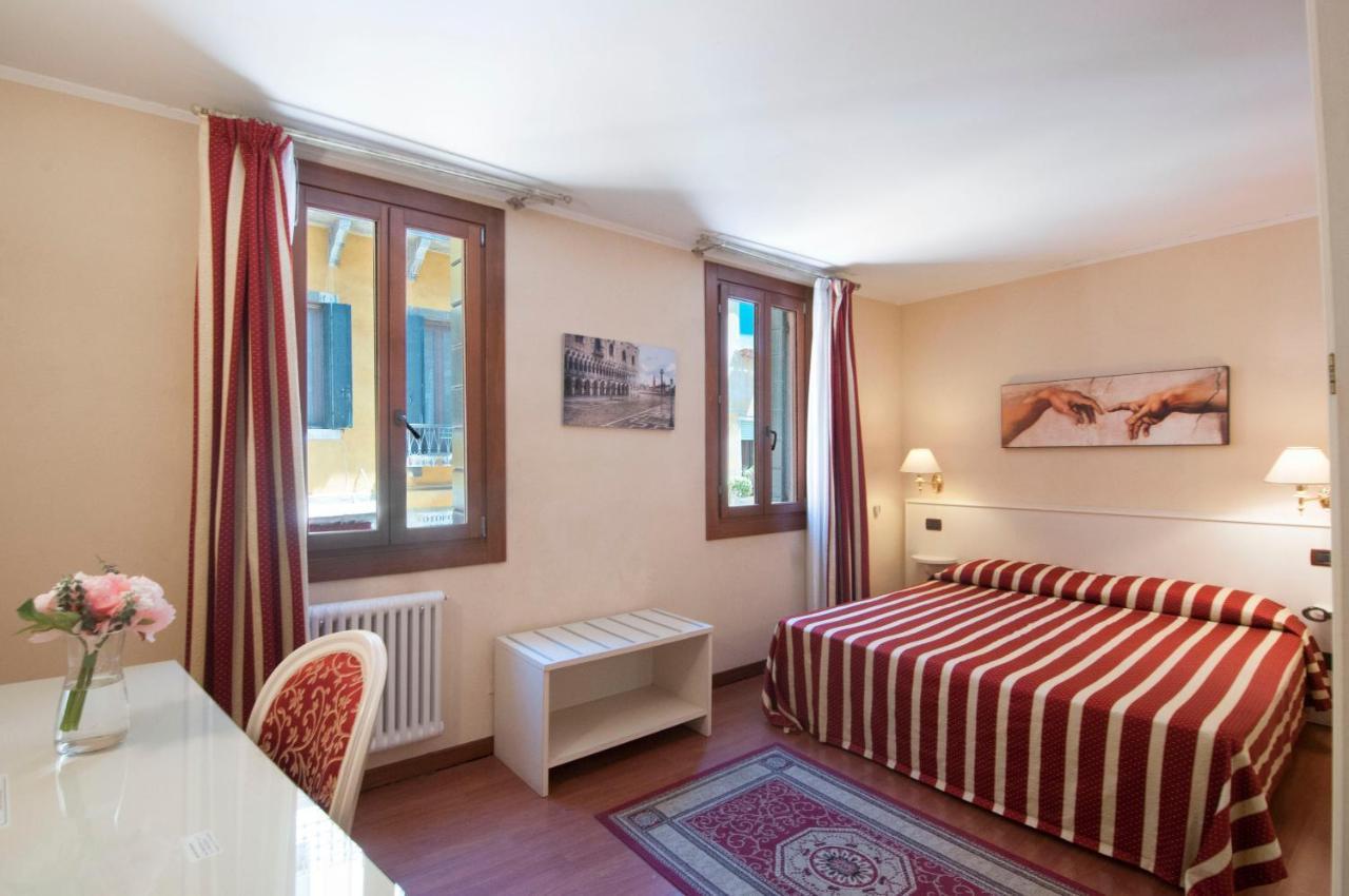 Venice Resorts Guest House Extérieur photo